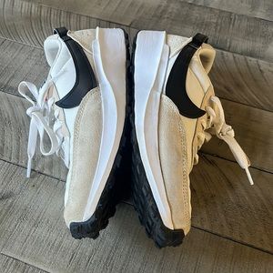 NIKE WOMENS WAFFLE DEBUT